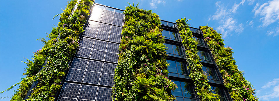 Edifício sustentável com soluções de eficiência energética e certificação ambiental.